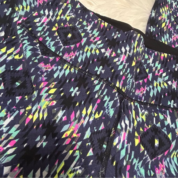Victoria's Secret Black and Blue Geometric Leggings A3 - Picture 3 of 4